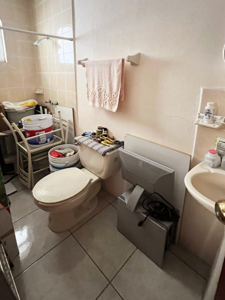 Baño de cuarto de servicio en casa en venta en Virreyes Zapopan