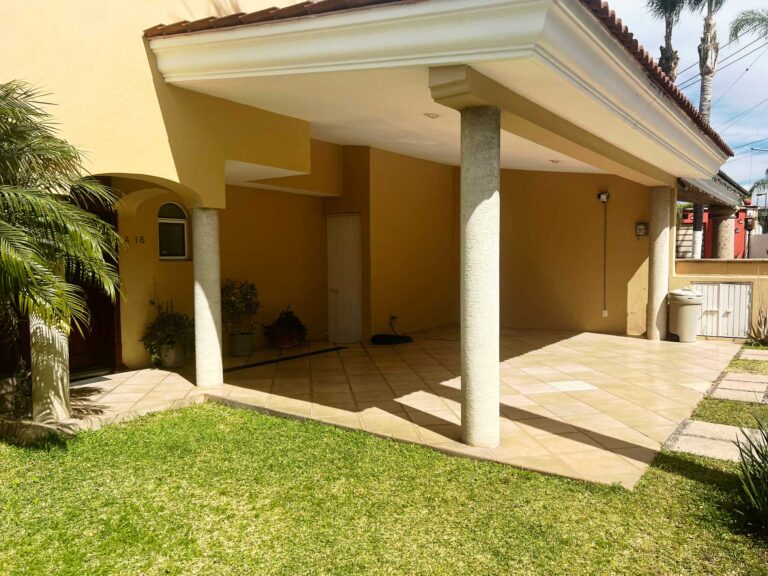 Cochera techada en casa en venta en Virreyes Zapopan con espacio para autos