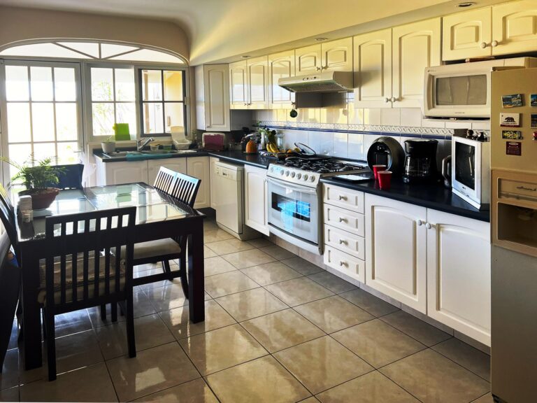 Cocina blanca amplia en casa en venta en Virreyes Zapopan con excelente iluminación