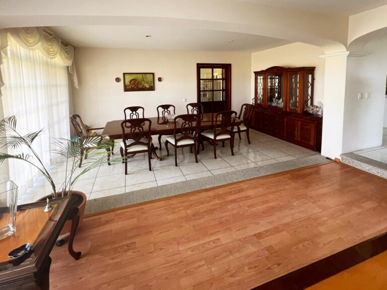 Comedor amplio en casa en venta en Virreyes Zapopan ideal para reuniones familiares