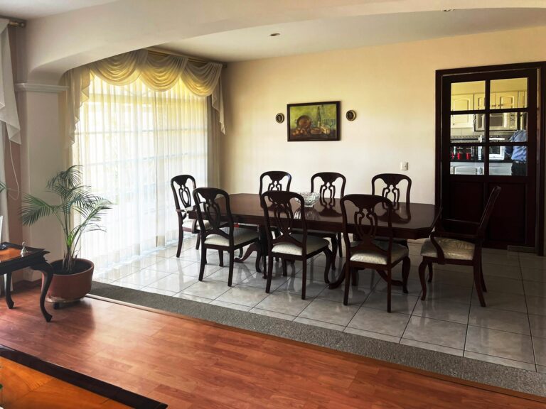 Comedor con vista lateral en casa en venta en Virreyes Zapopan