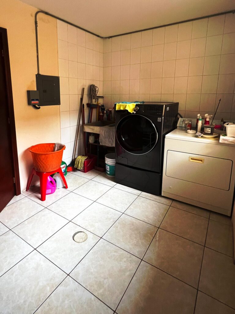 Cuarto de lavado en casa en venta en Virreyes Zapopan con área funcional