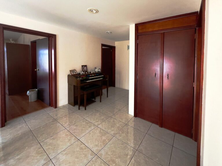 Distribuidor de recámaras en casa en venta en Virreyes Zapopan con acceso a habitaciones
