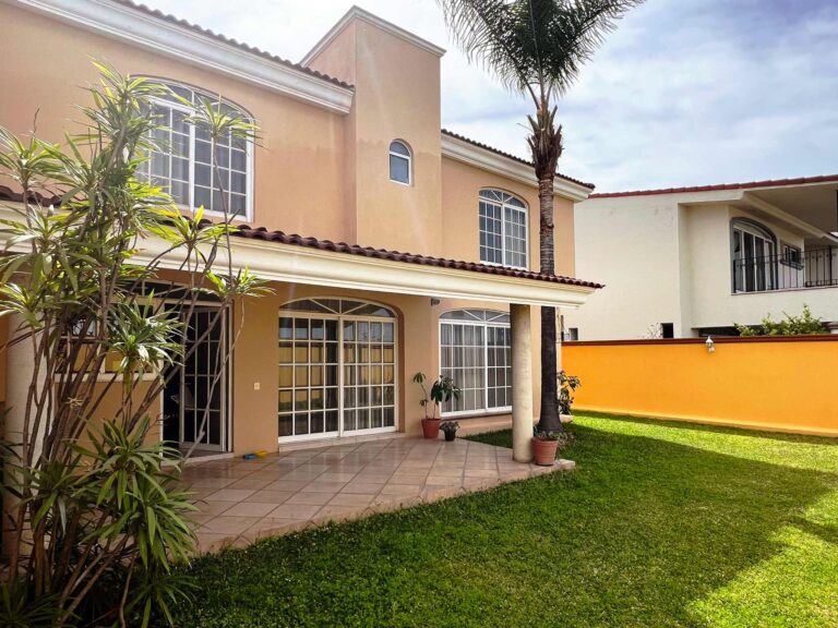 Vista interior de fachada en casa en venta en Virreyes Zapopan