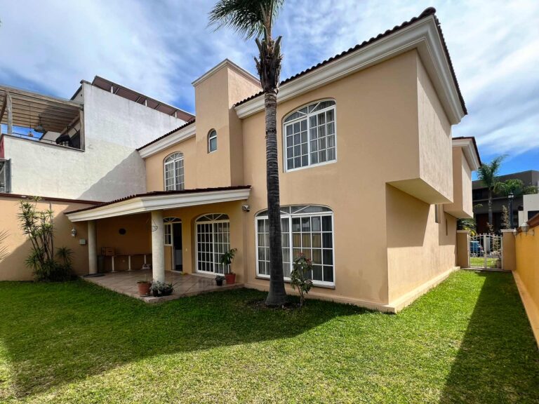 Fachada interior con pasillo en casa en venta en Virreyes Zapopan