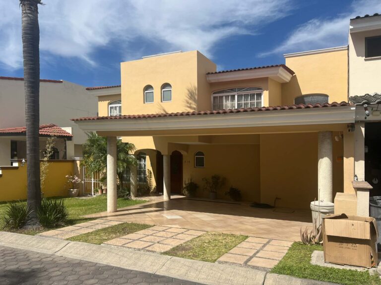 Fachada principal de casa en venta en Virreyes Zapopan con diseño residencial