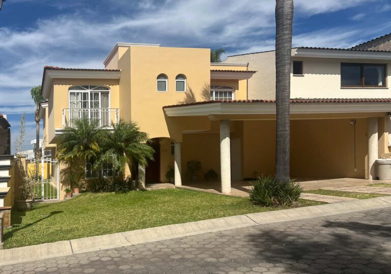 Fachada con pasillo lateral en casa en venta en Virreyes Zapopan