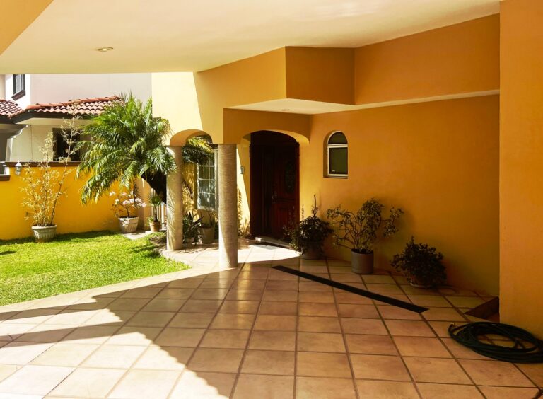 Ingreso exterior a casa en venta en Virreyes Zapopan