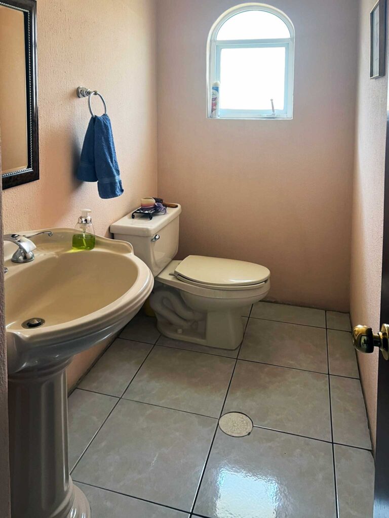 Medio baño en planta baja de casa en venta en Virreyes Zapopan