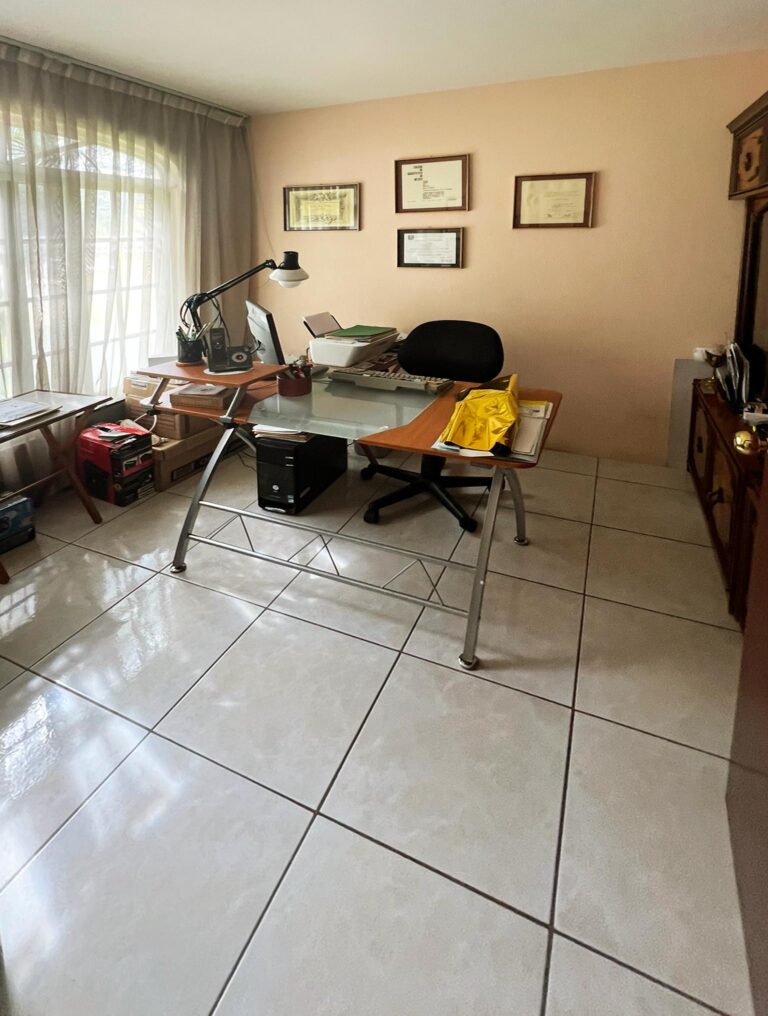Oficina en planta baja en casa en venta en Virreyes Zapopan ideal para home office