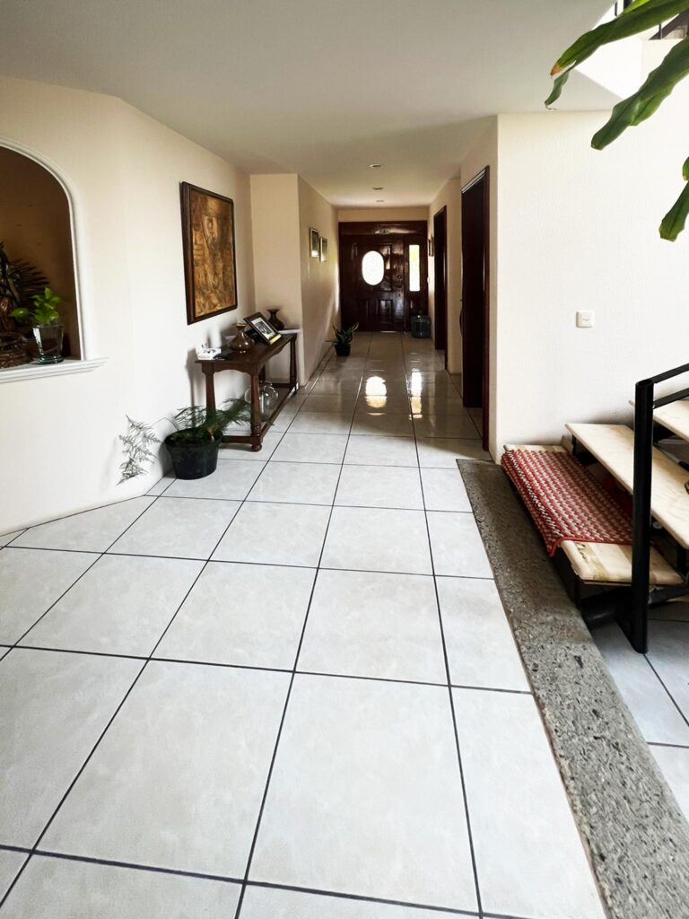 Patio de servicio en casa en venta en Virreyes Zapopan con área funcional