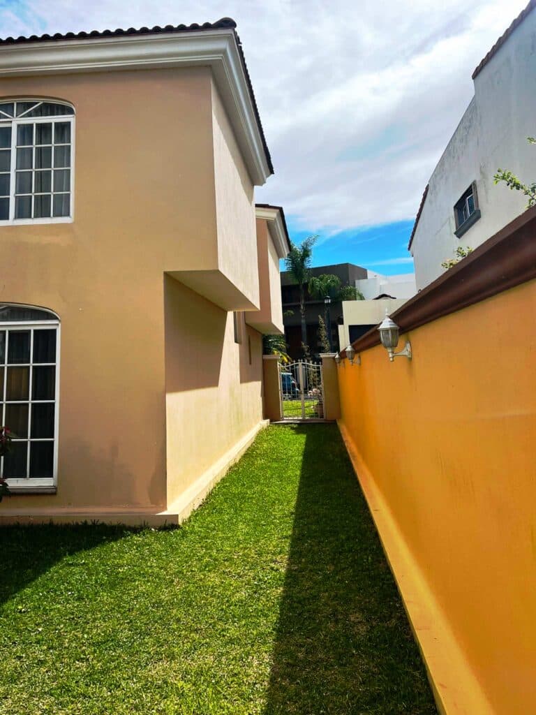 Pasillo con jardín en casa en venta en Virreyes Zapopan