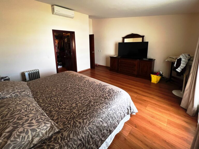 Recámara amplia en casa en venta en Virreyes Zapopan con buena iluminación