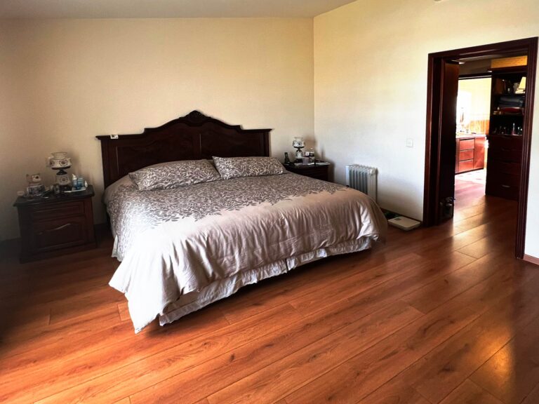 Recámara secundaria con vista lateral en casa en venta en Virreyes Zapopan