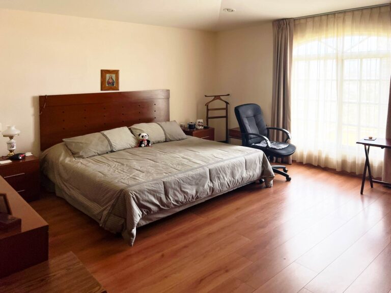 Recámara principal con ventana en casa en venta en Virreyes Zapopan