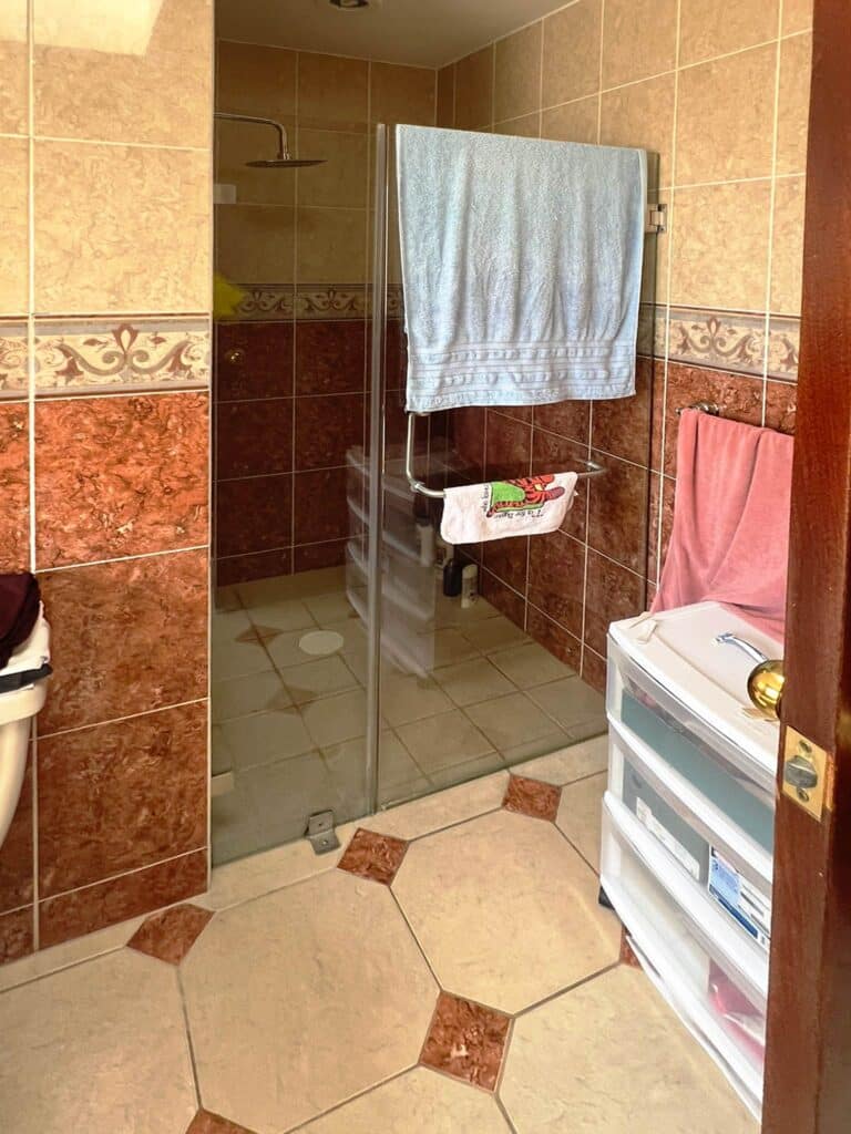 Regadera en baño principal en casa en venta en Virreyes Zapopan