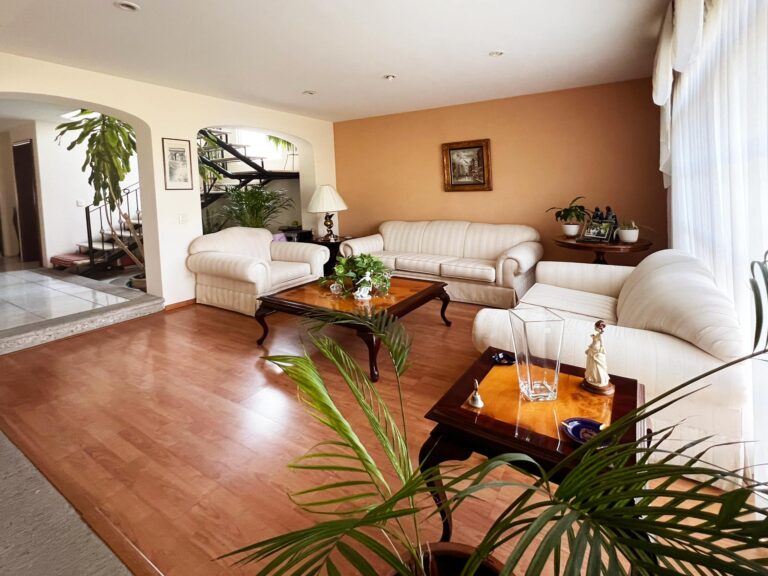 Sala amplia en casa en venta en Virreyes Zapopan con excelente distribución