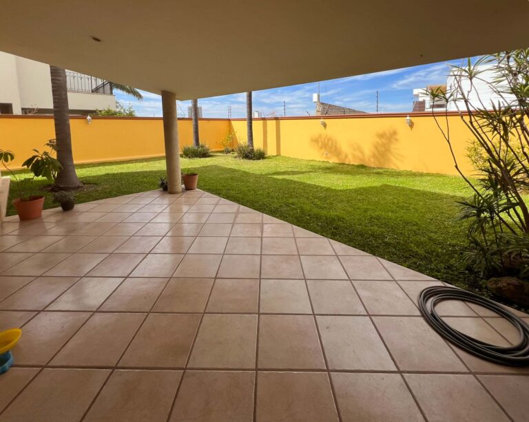 Terraza exterior en casa en venta en Virreyes Zapopan con espacio para convivir