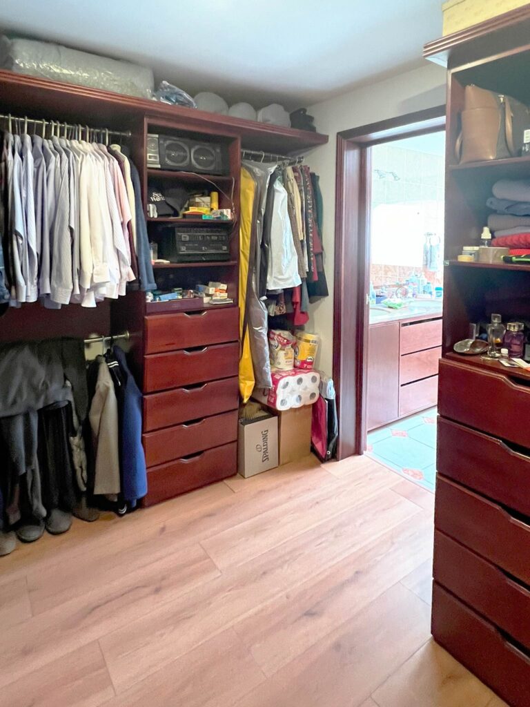 Vestidor principal con vista adicional en casa en venta en Virreyes Zapopan