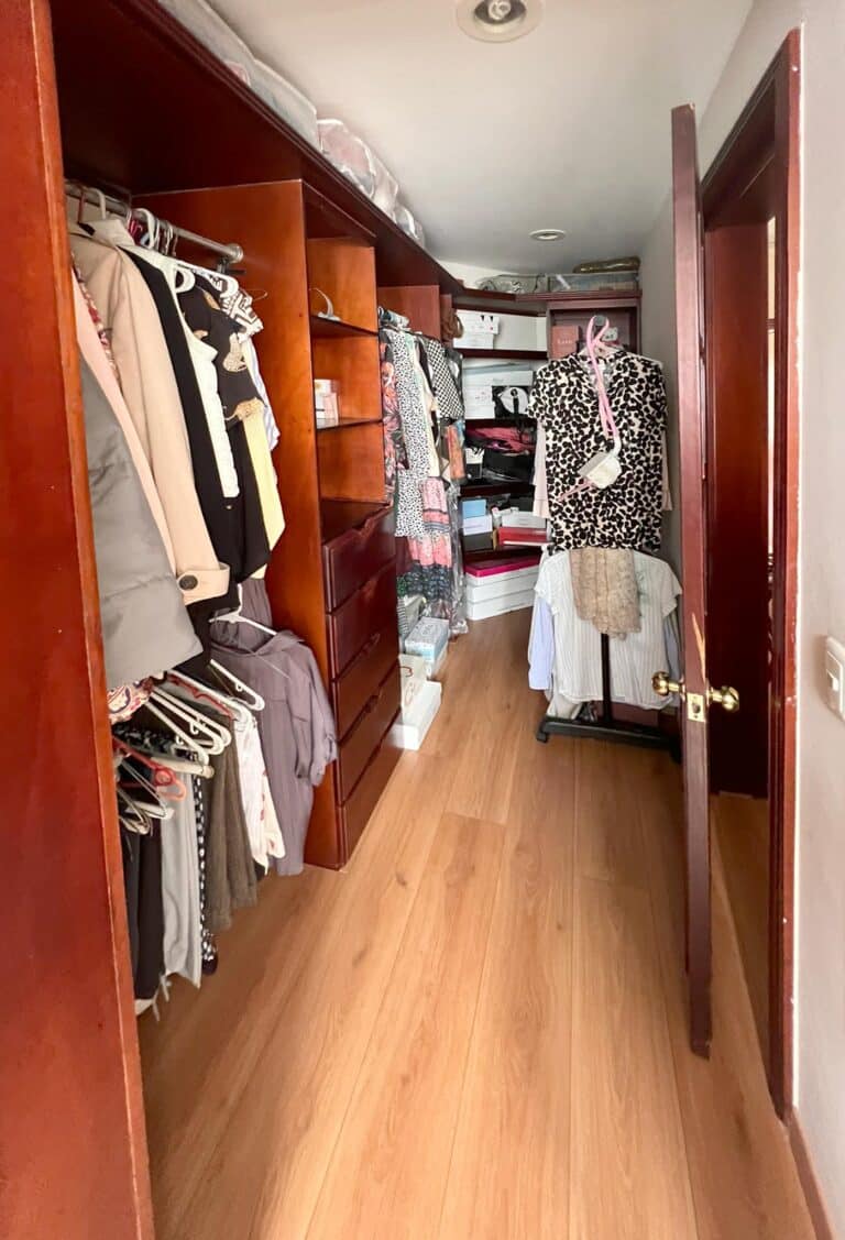 Vestidor en recámara secundaria en casa en venta en Virreyes Zapopan
