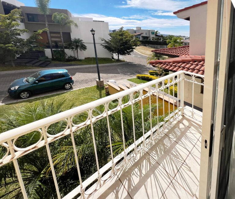 Vista frontal de casa en venta en Virreyes Zapopan