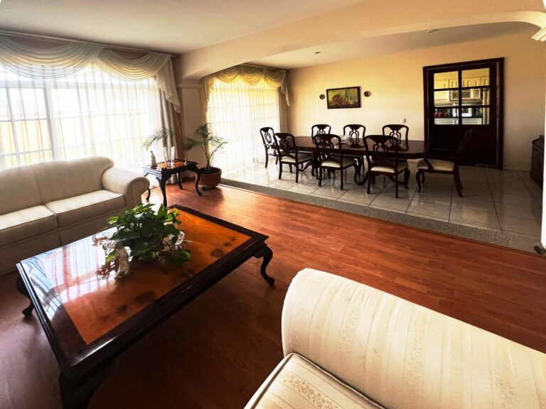 Vista de sala y comedor en casa en venta en Virreyes Zapopan